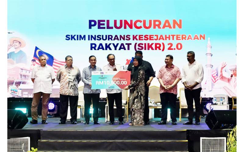 Anwar (fourth from the left) presents the SIKR contribution to one of the beneficiaries during the closing ceremony of the MADANI Rakyat 2024 Programme for the Southern Zone at Dataran Universiti Teknologi Malaysia (UTM) Johor last August.
