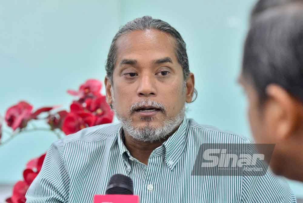 Khairy Jamaluddin sharing his insights during a visit to the Karangkraf Group Complex on Tuesday. Photo by Sinar/Asril Aswandi Shukor