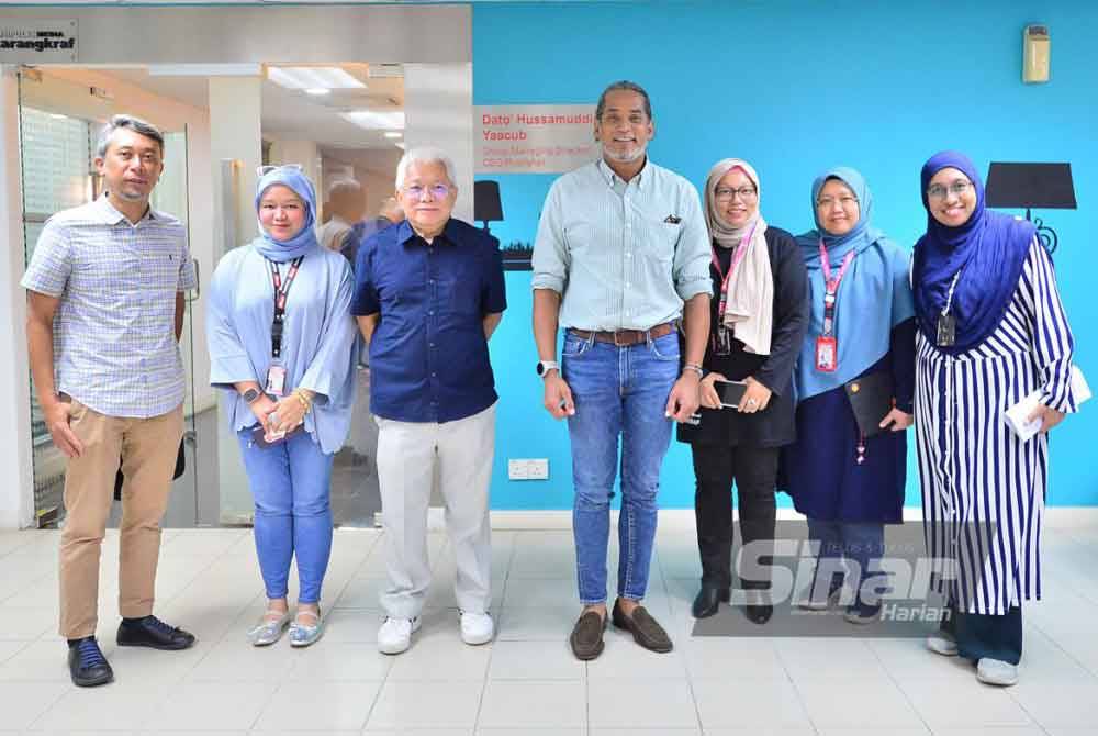 Khairy Jamaluddin (centre) took the opportunity to hold a discussion with the top management of the Karangkraf Group. Photo: ASRIL ASWANDI SHUKOR.