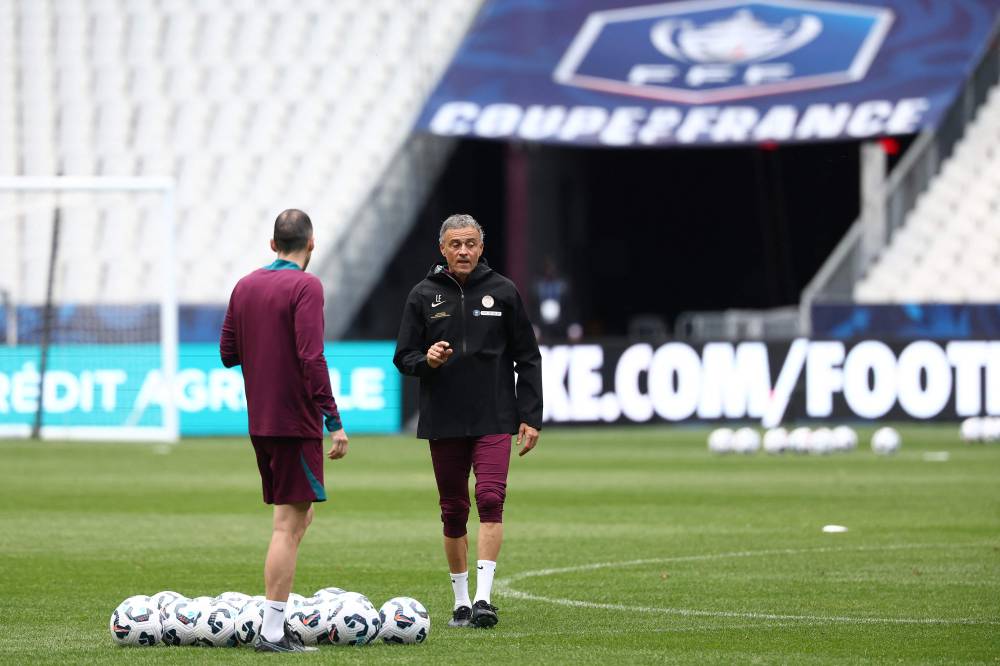 Paris Saint-Germain's Spanish headcoach Luis Enrique leads a training session in Poissy, west of Paris, on May 23, 2025, on the eve of French Cup final football match against Stade de Reims. (Photo by Franck FIFE / AFP)