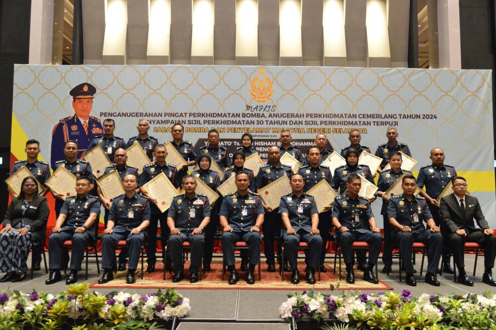 A total of 265 Selangor Fire and Rescue personnel were honoured today for their dedication to public safety, community service and departmental excellence.