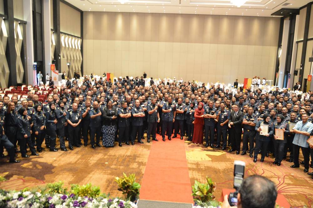 A total of 265 Selangor Fire and Rescue personnel were honoured today for their dedication to public safety, community service and departmental excellence.