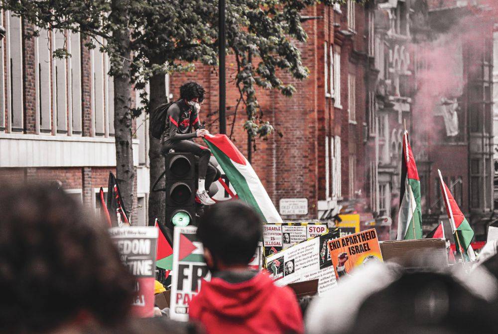 For supporters of the Palestinian cause, the image of Reynolds wrapped in the flag was a rare moment of visibility—a reminder that their voices are being heard and amplified on some of the world’s biggest stages. Photo: Canva