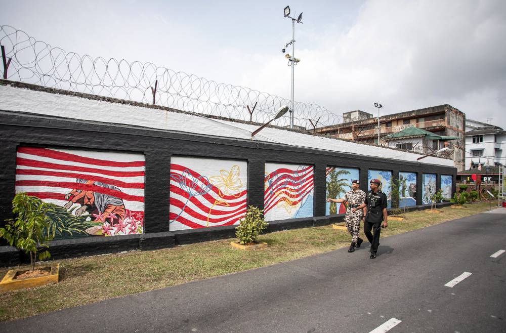 The mural depicting the daily activities of prospects, workshop sessions and the environment inside the Batu Gajah Correctional Centre has become a new sight in Batu Gajah. Photo by Bernama