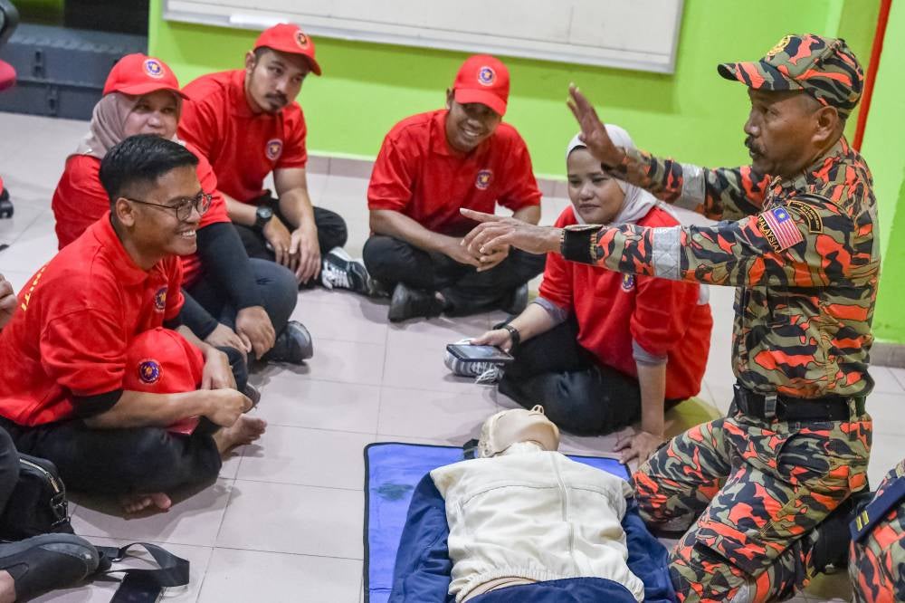 Kelantan Fire and Rescue Department personnel brief media practitioners on emergency aid training during the launch of the Kelantan Media Community Firefighters 2025 programme at the Pengkalan Kubor Fire and Rescue Station. - Photo by Bernama