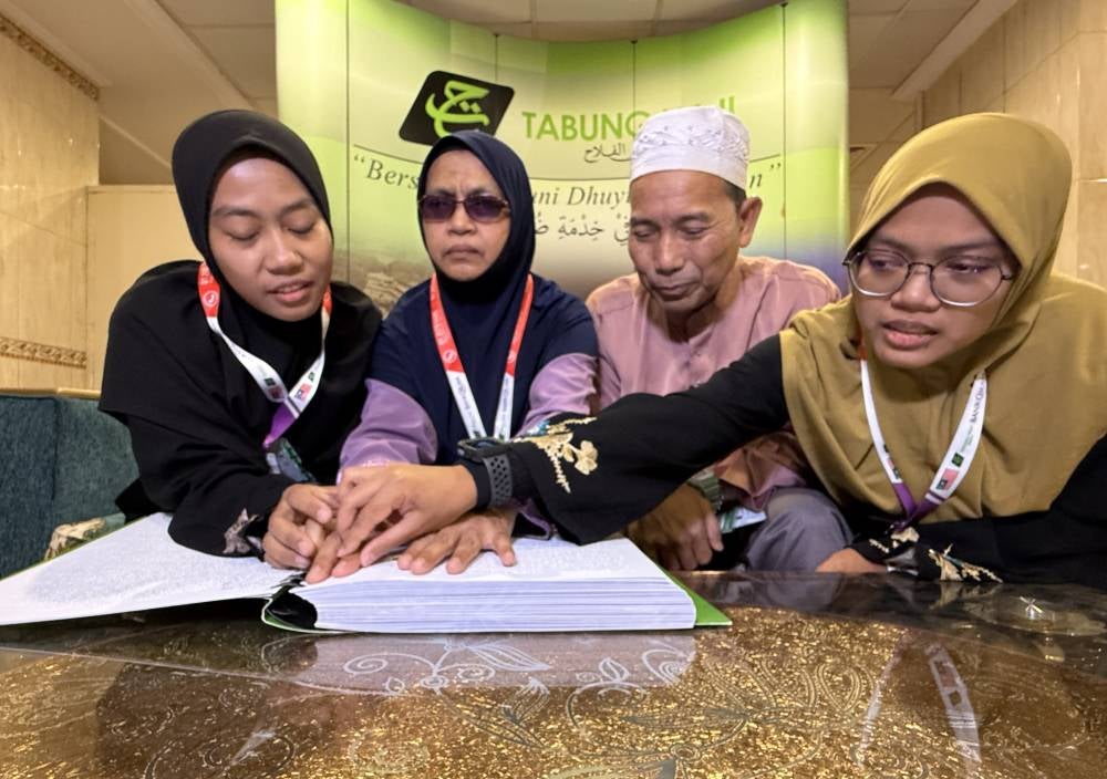 Zawiah Mohamad, 62, a former Mathematics teacher who permanently lost her vision at the age of 24 due to glaucoma, which first struck her at 16, never felt sidelined. Instead, she believes she was chosen by the Creator to be honoured in a way not everyone experiences.
Her source of strength has brought her to the Holy Land, accompanied by her beloved husband, Mohd Isa Yakob, 62, and their two daughters, Nor Salehah Mohd Isa, 36, and Faizah Suaida Mohd Isa, 25. Photo by Bernama