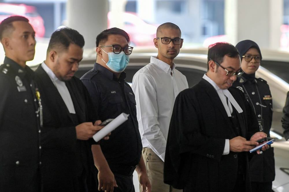 Hamzah criticised the move by Prime Minister Datuk Seri Anwar Ibrahim’s legal team to file an extraordinary application to refer eight legal questions to the Federal Court, including the matter of immunity in a civil lawsuit filed by former aide Muhammed Yusoff Rawther (in white)..
