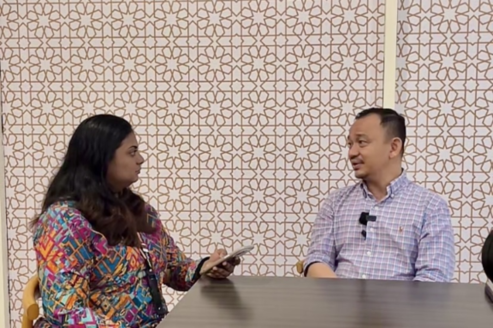 Maszlee (right) during Sinar Daily's Top News podcast live on TikTok this afternoon at the Kuala Lumpur International Book Fair (PBAKL) held at World Trade Centre Kuala Lumpur (WTCKL).