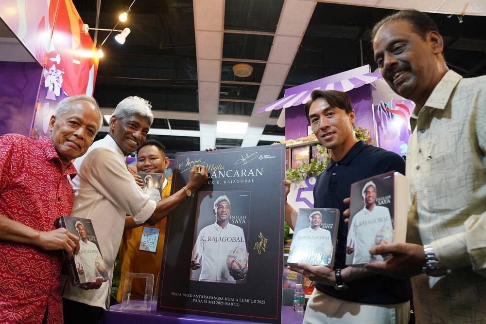 Former Harimau Malaya coach, Datuk K. Rajagobal (two, left) with Karangkraf Group co-advisor Datuk Muhammad Nasir Hamzah (left), former national goalkeeper Khairul Fahmi Che Mat (two, right) and FAM deputy president Datuk S. Sivasundram (right) during the launching of the book 