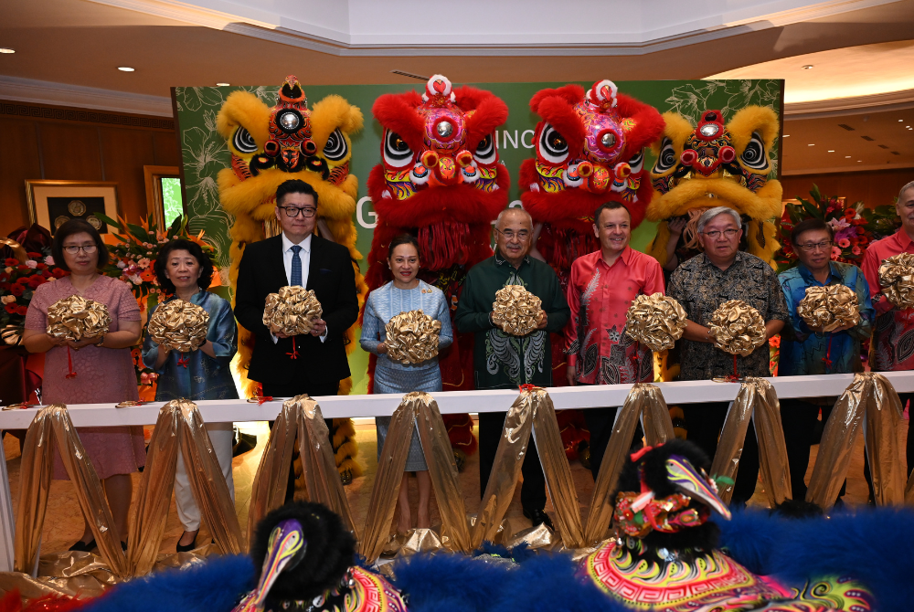 Lada Phumas, Ambassador of Thailand to Malaysia (fourt from left), Melaka Governor Tun Dr Ali Rustam and Dusit International COO Gilles Cretallaz during the grand launch of Dusit Princess