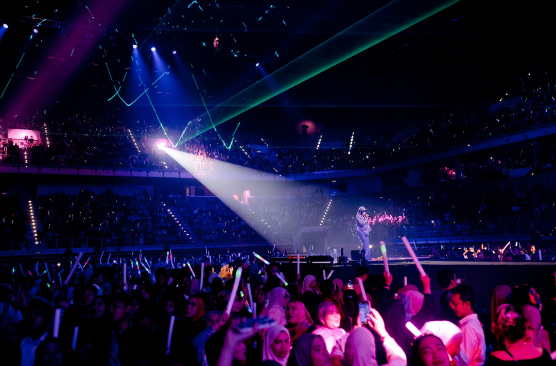 Melly encouraged fans to sing along throughout the night, creating a lively crowd vibe, though some felt her vocals didn’t quite hit the mark. Photo: Bangsawan Pictures