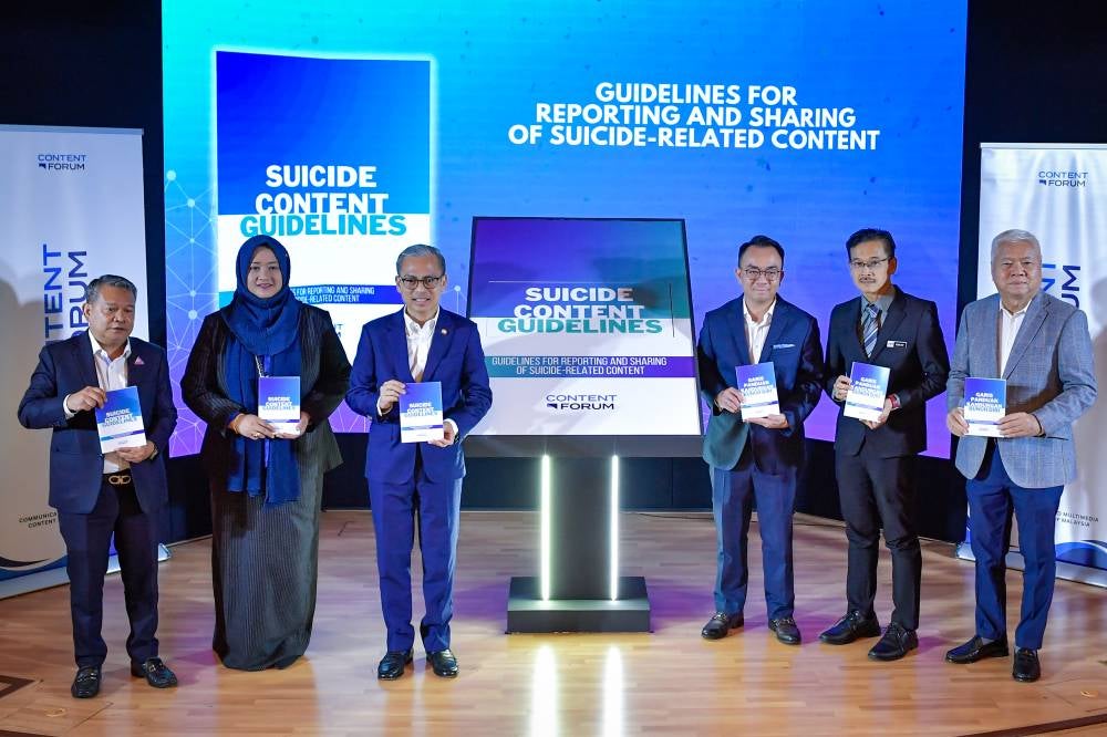 Communications Minister Datuk Fahmi Fadzil (third, left) launches the Suicide Content Guidelines, today.
Also present was Communications and Multimedia Content Forum of Malaysia chairman Rafiq Razali (third, right).