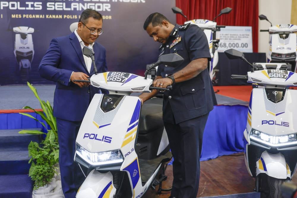 Selangor Menteri Besar Datuk Seri Amirudin Shari, together with Selangor Police Chief Datuk Hussein Omar Khan (right), observes an electric motorcycle during the Handover Ceremony of Electric Motorcycles (E-Bikes) to the Selangor Police at the Senior Police Officers’ Mess, Selangor Contingent Police Headquarters today. Photo by Bernama