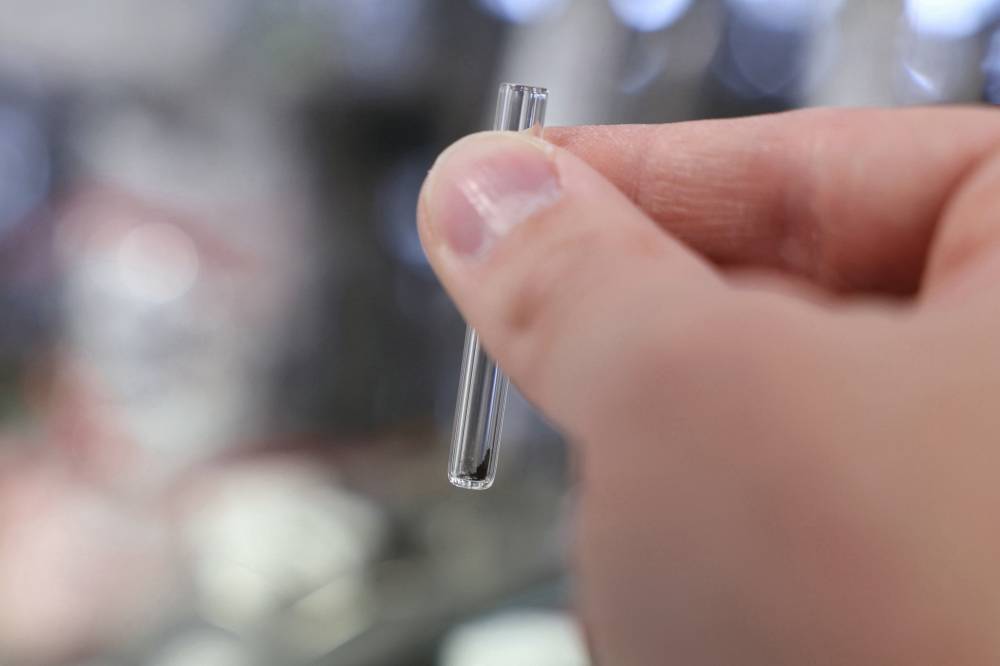 Carbon dating can turn back the clock to reveal the truth. By comparing the number of carbon particles separated by the particle accelerator, scientists can get an estimate of how old something is. This all makes it possible to spot a forged painting by demonstrating that the linen used in the canvas was harvested well after when the purported painter died. Carbon dating can be used to date materials that do not directly derive only from living organisms. (Photo by Thomas SAMSON / AFP)