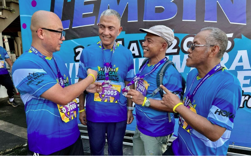 (From left) Pahang Fire and Rescue Department former director, Datuk Dr Wan Mohammad Zaidi Wan Isa, 60; Pahang Committee for Communications and Multimedia Chairman, Youth, Sports and NGOs, Fadzli Mohamad Kamal; Pahang Chief Syriah Judge, Datuk Abdul Walid Abu Hassan, 62; and Pahang Education Department Senior Officer, Yahaya Tahir, 59, proudly display their medals after the King of Sungai Lembing run held recently in Sungai Lembing. - Bernama photo