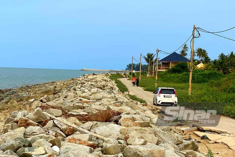 The movement of waves along the coastal area of Kampung Pantai Sabak, Kota Bharu has accelerated the erosion process.