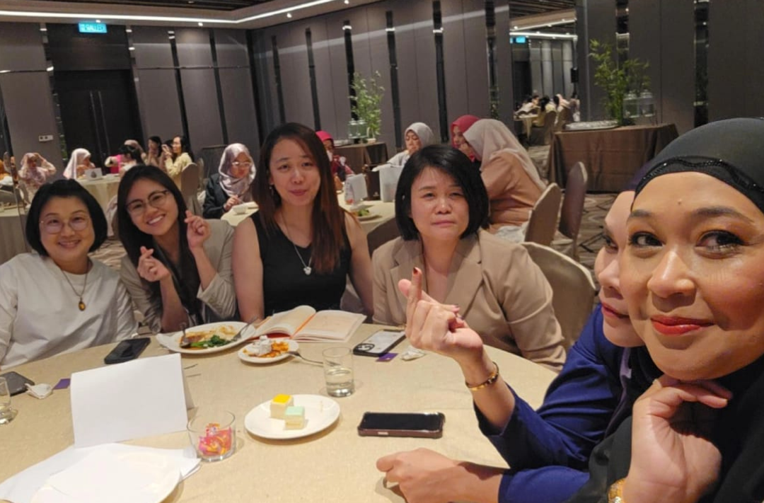 Ruzy Adila Idris (right) with other participants at the Enliven Women 2025.