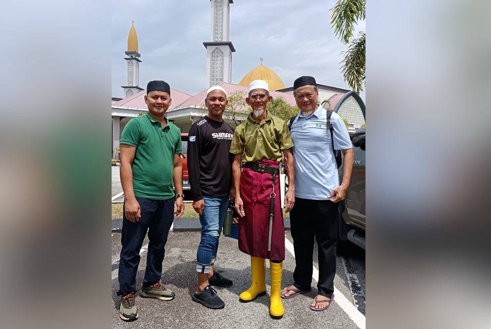 Abd Halim (second from left) pictured with participants of the Halal Syariah-Compliant Slaughter Course at the Bandar Seri Putra mosque, recently.