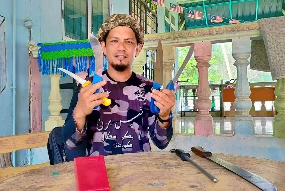 Hamzah displays the various types of knives he owns.