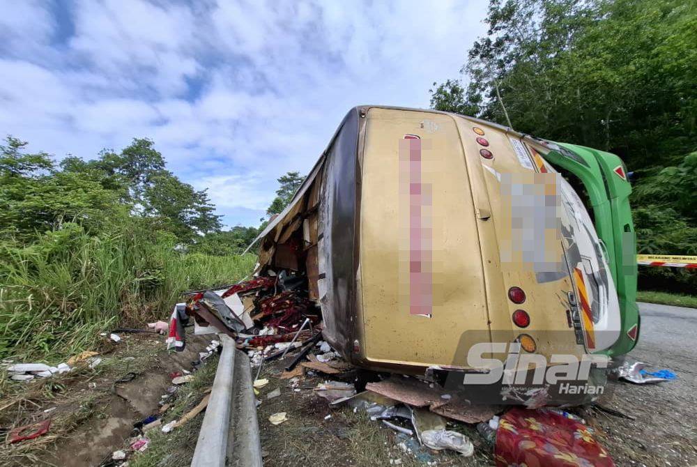 Keadaan bas yang terlibat dalam kemalangan sehingga meragut sekurang-kurangnya 15 pelajar UPSI. 