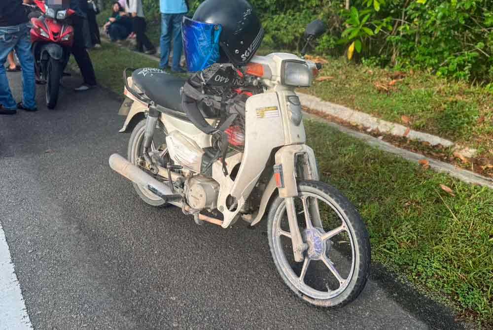 The victim’s Honda EX5 was damaged in the front mudguard and left front coverset while further investigation has not led to any arrests. - Photo courtesy of PDRM