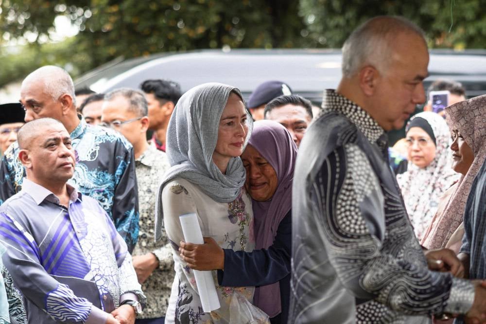 Sultan Nazrin expressed his deepest sympathy and condolences to the families of the victims who lost their beloved family members at such a young age. -Bernama photo