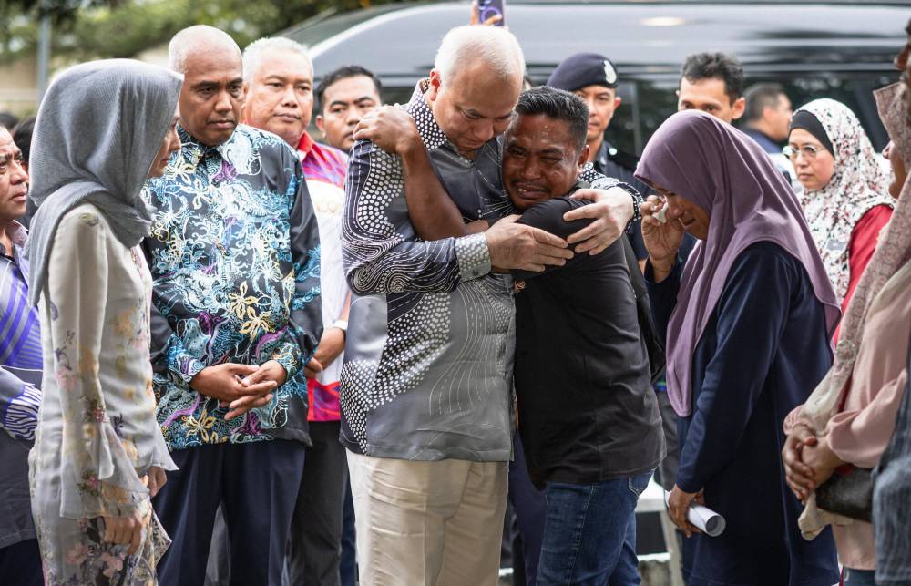 Sultan Nazrin expressed his deepest sympathy and condolences to the families of the victims who lost their beloved family members at such a young age. -Bernama photo