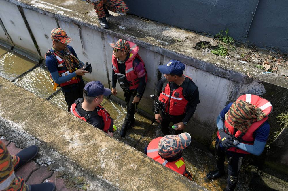 Sometimes the team's operations involve wading through polluted, blackened water full of trash, toxic waste or sewage. Bernama FILE PIX