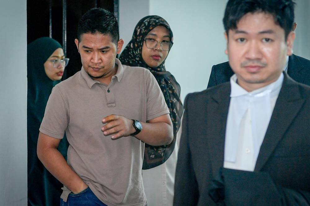 The brother of the late Nur Farah Kartini, Mohd Farizza Amir Abdullah (left), attended the Shah Alam High Court today to follow the developments of the murder case involving his sister. Photo by Bernama