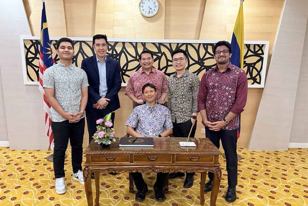 Rafizi expressed his gratitude to the five officers who assisted him in developing economic initiatives under the Economy Ministry.