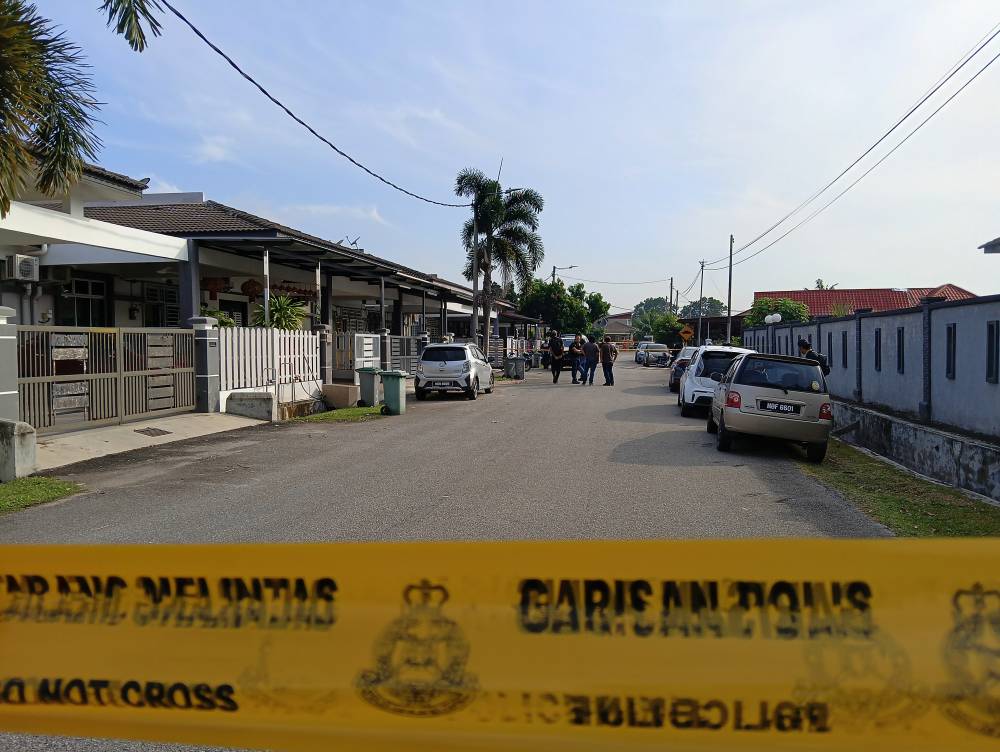 Yesterday, the media reported that a 51-year-old female teacher and her 21-year-old eldest son were found dead, while her youngest son, 13, sustained serious injuries, believed to have resulted from stab wounds, in an incident at their home. Photo by Bernama