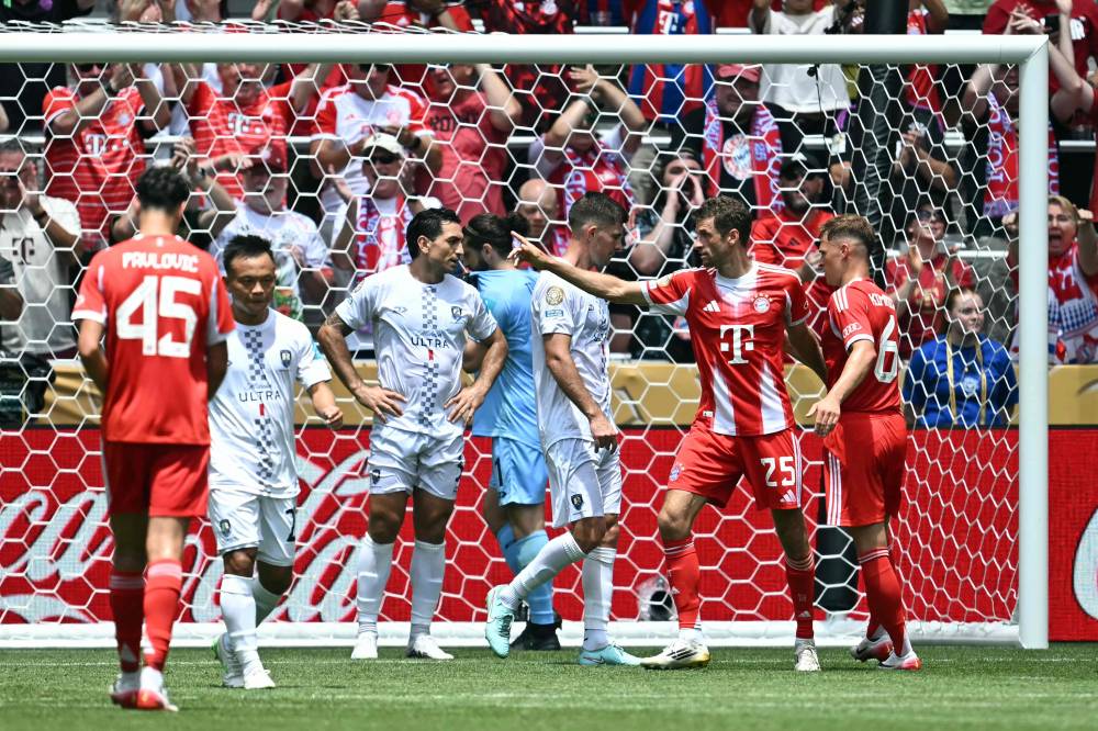 Bayern Munich's German forward #25 Thomas Mueller (2ndR) celebrates with teammates after scoring a goal during the Club World Cup 2025 Group C football match between Germany's Bayern Munich and New Zealand's Auckland City at the TQL stadium in Cincinnati on June 15, 2025. (Photo by Paul ELLIS / AFP)