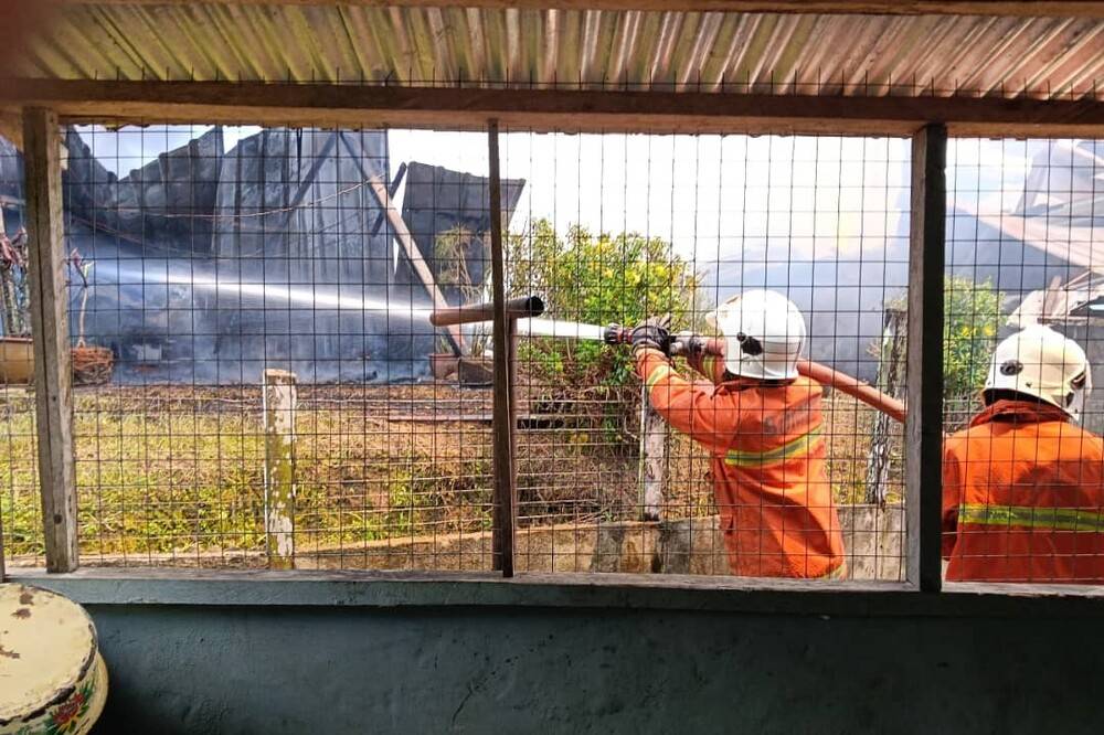 Firefighters work tirelessly to extinguish the blaze at Mahad Tahfiz Ar-Rahman, Kampung Warisan, Kinabatangan.