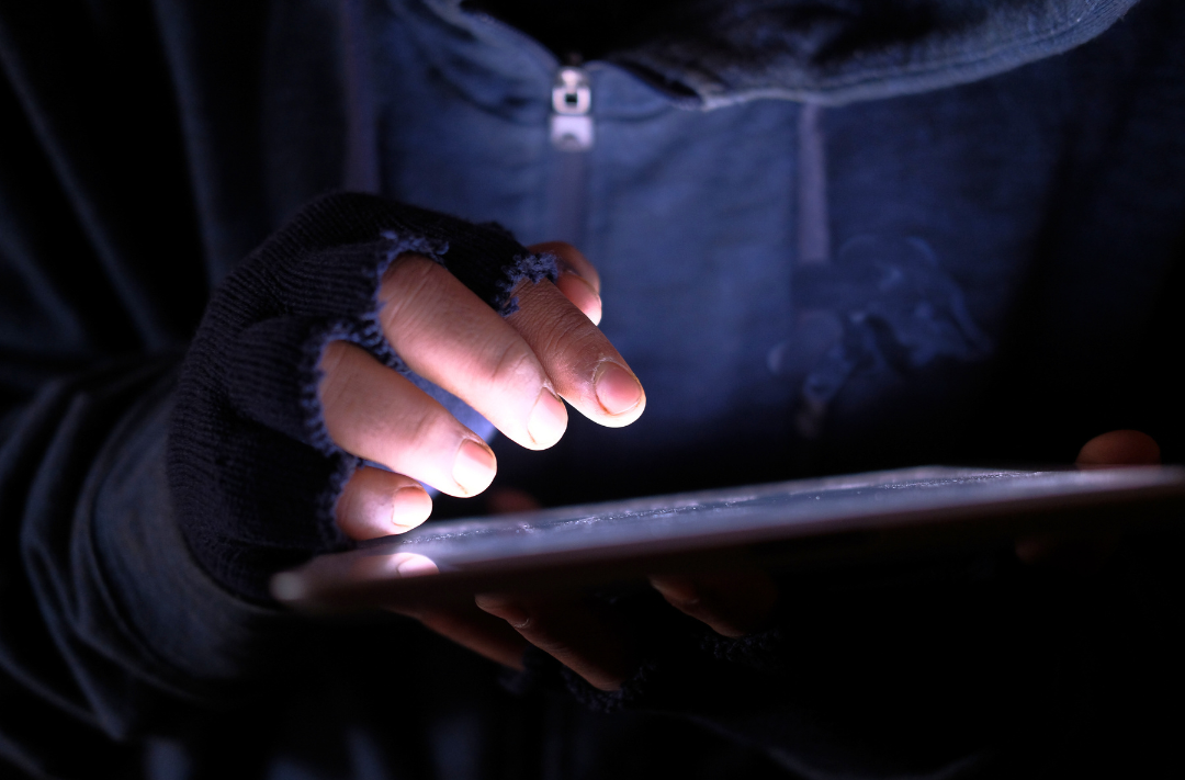 Once a child uploads a photo on social media without supervision, the risk already exists. Photo: Canva