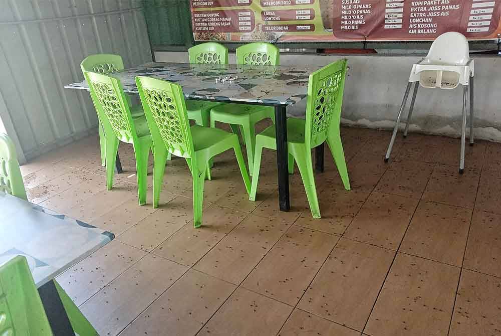 Some customers had scolded restaurant operators and hurled insults for continuing to operate in an environment filled with flies. 