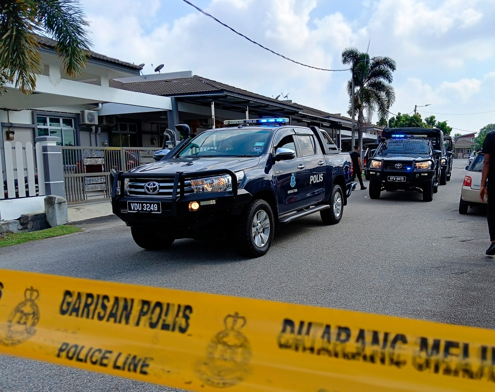 On June 12, the media reported that a female teacher and her eldest child died while her youngest child was seriously injured, believed to have been stabbed by a teenage boy who was also the victim’s second child at their home. — Bernama pic
