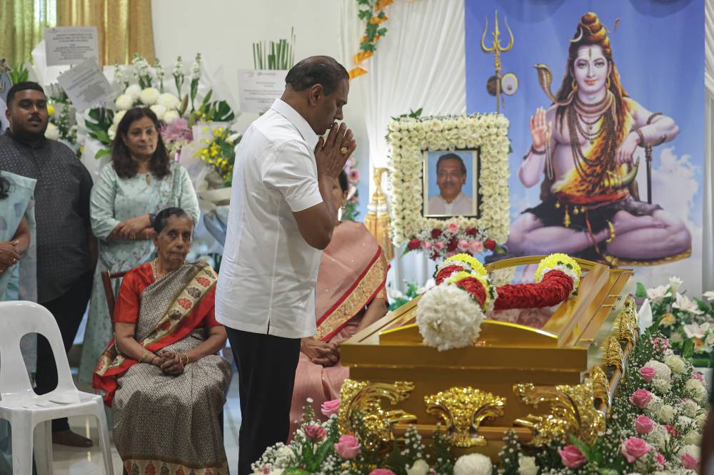 MIC Deputy President Datuk Seri M. Saravanan attended to pay his last respects to the former Minister of Natural Resources and Environment, the late Datuk Seri G. Palanivel, at his residence on Jalan Bangkung, Bangsar, today. - Bernama photo