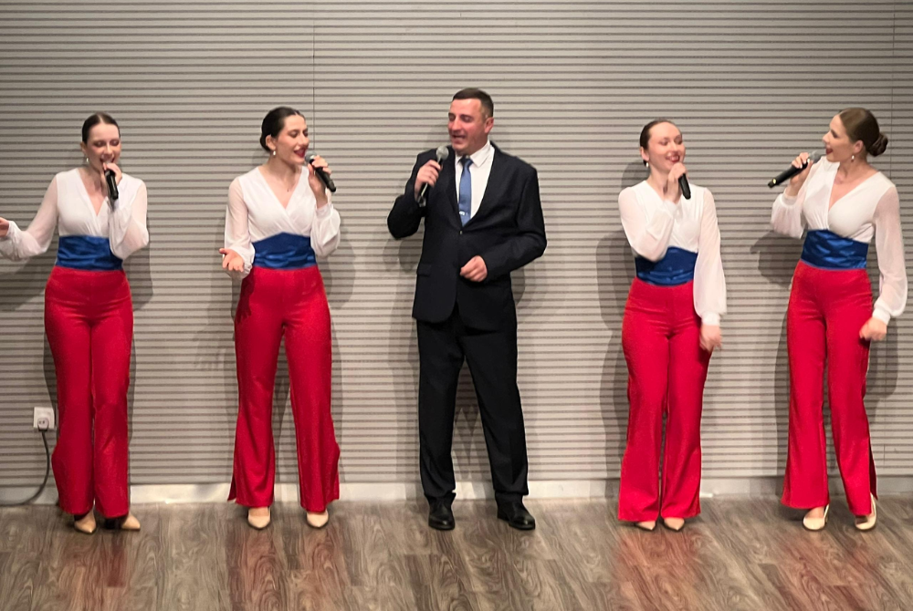 Surprise performance of the beloved 'Rasa Sayang' by Russian performance.