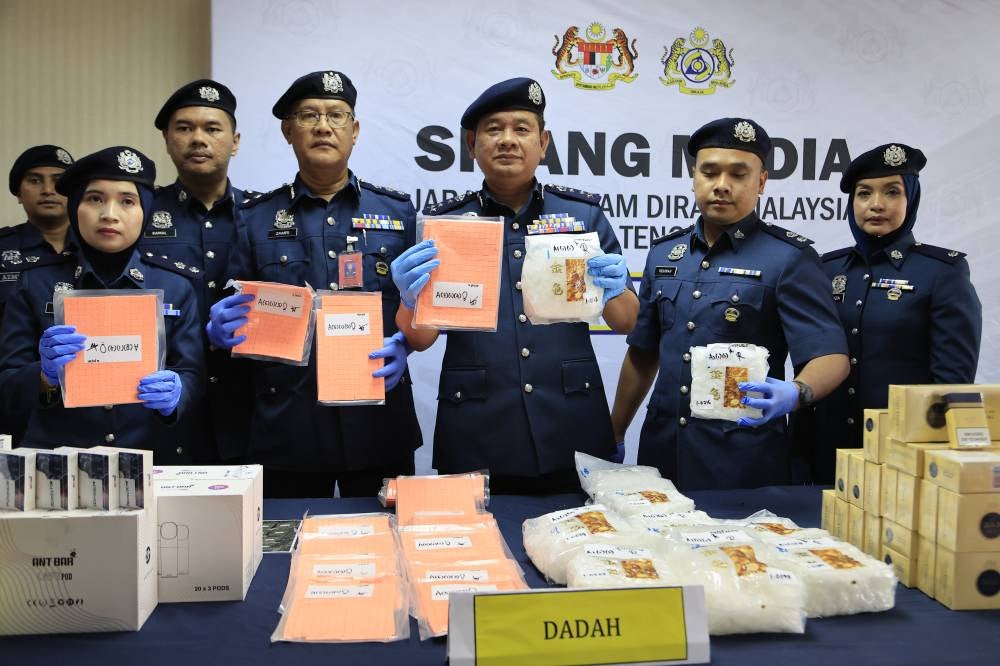KLIA Customs director Zulkifli Muhammad (middle) showing the items seized during a press conference, today. - Photo by Bernama