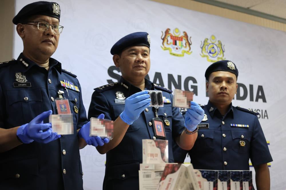 KLIA Customs director Zulkifli Muhammad (middle) showing the items seized during a press conference, today. - Photo by Bernama