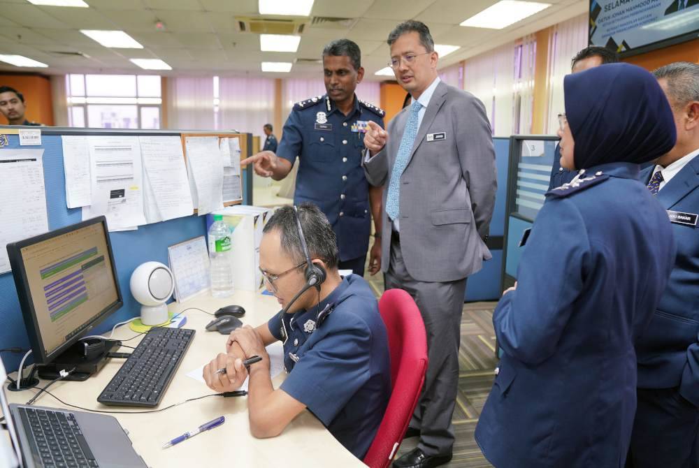 Chief Secretary of Treasury Datuk Johan Mahmood Merican visiting the Customs Call Centre under the Corporate Planning Division at the Royal Malaysian Customs Department, Kuala Lumpur on Wednesday.