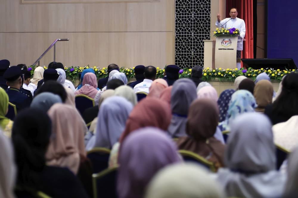 Prime Minister Anwar Ibrahim has directed all government departments to use local products, especially food, at official events. - Bernama photo