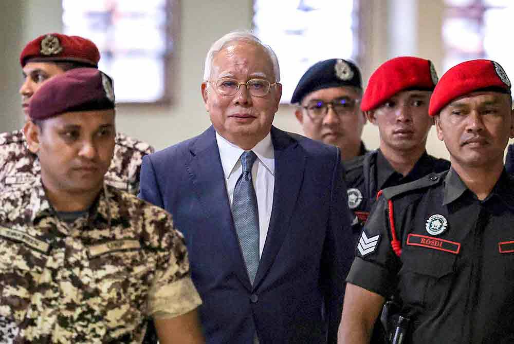 Former prime minister Datuk Seri Najib Razak (third from left) seen at the Kuala Lumpur Court Complex. - Bernama file photo