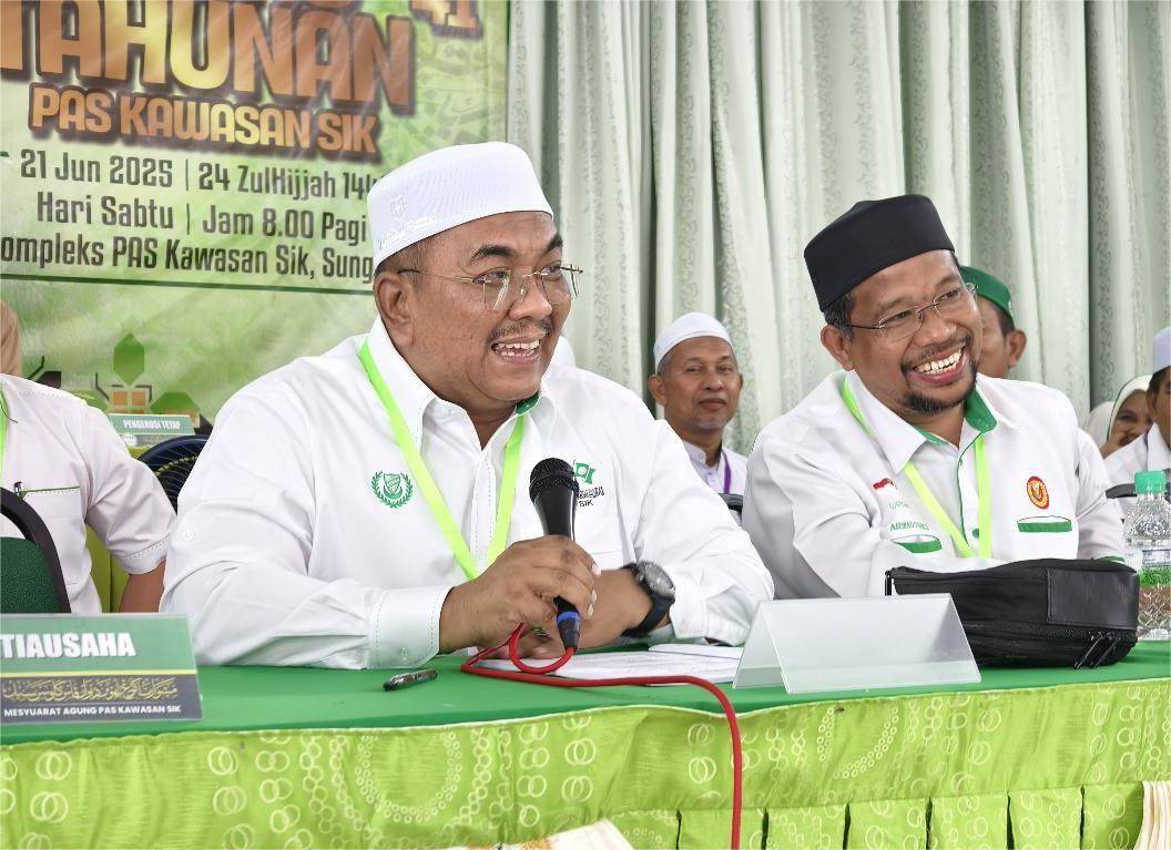 Muhammad Sanusi (left) with Ahmad Tarmizi (right).