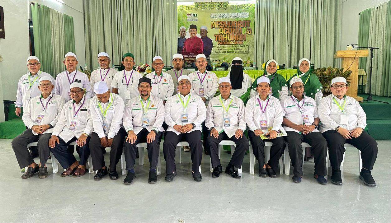 Muhammad Sanusi (centre) with the newly appointed Sik Pas Division Committee for the 2025–2027 term.
