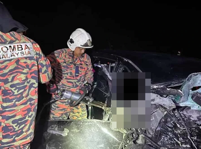 Investigations revealed that the accident is believed to have occurred when the Honda Stream from Mersing to Kota Tinggi lost control and skidded to hit the lorry coming from the opposite direction before colliding with the Toyota Hilux behind the lorry. - Photo courtesy of JBPM