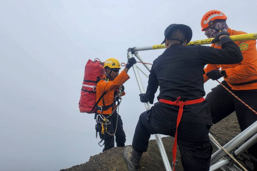 Rescue workers attempting to evacuate Juliana Marins, a Brazilian national who fell into a ravine on Mount Rinjani, Lombok Island, West Nusa Tenggara, after going missing on June 21. Photo by Indonesia's National Search and Rescue Agency/AFP