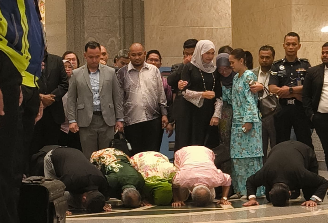 The Court of Appeal here today acquitted and discharged Muar MP Syed Saddiq Syed Abdul Rahman (left) of four charges involving criminal breach of trust, misappropriation of property and money laundering linked to funds from Angkatan Bersatu Anak Muda (Armada). Photo by Bernama
