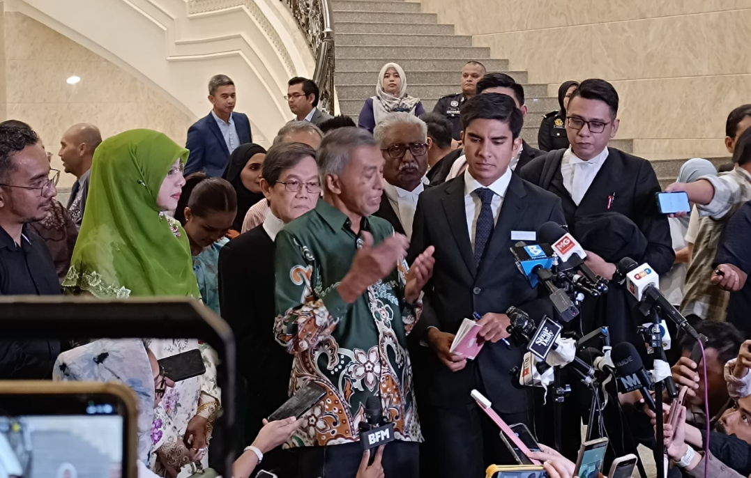 Bella, whose full name is Dayang Ara Nabellah Awang Astillah, 31, was also seen bowing her head during the press conference held by Syed Saddiq, 33, who was freed from his conviction and the sentence of seven years’ imprisonment, two strokes of the cane, and a RM10 million fine.