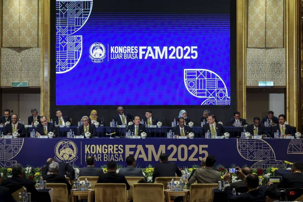 FAM President Datuk Mohd Joehari Mohd Ayub (centre) at a press conference after the 2025 FAM First EGM here today. Photo by Bernama